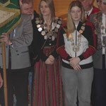 Bezirksjugendschützenkönigin Lucie Saup (3. v.R.)