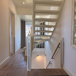 beide Treppen sind mit Schutzrollos kindersicher zu machen