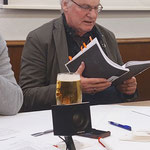 Uwe Gehring liest aus der Bleeker Schulchronik