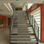 Stahltreppe mit lackiertem Geländer und Edelstahlhandlauf; Mittelschule Pocking