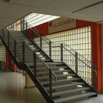 Stahltreppe mit lackiertem Geländer und Edelstahlhandlauf; Mittelschule Pocking