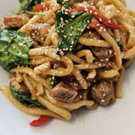 Udon-Nudelpfanne, Gemüse und Schweinefilet