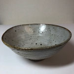 つる赤土に白化粧を施し還元焼成しました。