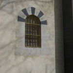 JOZERAND (63) Grilles de protection laiton sur toutes les baies de l'église