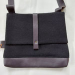 11. stof/leer (b.30cm x h. 27cm) extra voorvak, sluit met rits. verstelbare schouderband €65,00