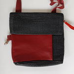 19. stof  (b.30cm x h.31cm) leren voorvak, sluit met rits. verstelbare schouderband €65,00