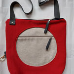 18.stof (b.37cm x h.37cm) sluit met rits. verstelbare schouderband €70,00