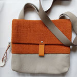 15.stof en leer(br.27cm x h.25cm) sluit met rits. verstelbare schouderband €55,00