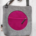 17.stof (b.36cm x h. 38cm) sluit met rits. verstelbare schouderband €70,00