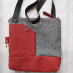 2. stof/leer (b.30cm x h.32cm) voorvak, sluit met rits. verstelbare schouderband  €65,00