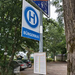 Neues Haltestellenschild, darunter Fahrplan: Haltestelle Rumpelfass, Limbach