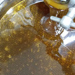 Wie flüssiges Gold läuft der Honig aus der Schleuder