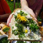 Ein Kräuterbutterbrot lässt sich in vielen Varianten schön gestalten.
