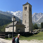 In Macugnaga hat es mehrere bekannte Kirchen - Diese hat den schönsten Friedhof - Und daneben steht eine uralte Linde
