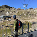 Promt landen wir in einer Sackgasse und müssen ca. 30 Min. wieder hochfahren und laufen