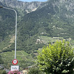 Letzten Sommer besuchten Jan und ich alle 23 Staumauern vom Wallis - Hier in Fully wurde 1912 die Staumauer aus Bruchstein erstellt - Bis 1934 war es die Anlage mit dem weltweit höchsten Nutzungsgefälle mit 1643m - Man sieht die Druckleitung noch gut