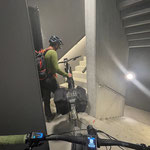 Im Ski-und Veloraum und in der Garage finden wir keine einzige Steckdose - Darum nehmen wir die Bikes über die Nottreppe rauf ins Zimmer - Das Hotel hat 2 Lifte, dafür kein Treppenhaus für Gäste - Komisch