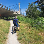 Unterwegs eine markante Seilbrücke