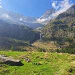 Es kommt ein Wasserfall und eine schöne Alp