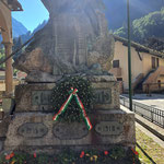 Ein Kriegsdenkmal vom 1. Weltkrieg vor der Kirche