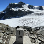 Der Grenzstein - Wir assen unser Salamisandwich 7m auf Italienerboden. Im Hintergrund das Klein Matterhorn.