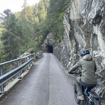 Ein Stück muss man auf der schmalen Strasse fahren, durch schmale Tunnels mit schlechter Beleuchtung
