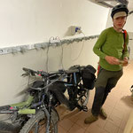 Im Keller des Hotels laden wir die Bikes und schliessen sie ab - Jan hat gesagt das sei besser in Italien