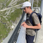 Jan gefällt die grösste Staumauer der Schweiz - Im Hintergrund auf der Mauer fuhren beim Bau mehrere Luftseilbahnen hoch und runter - Auf You Tube gibts dazu Filme