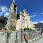 Wier gehen hinauf auf den Hügel zur Kirche