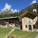Der Eingang zum Museum mit einer schönen Kapelle