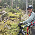 Der Trail geht hauptsächlich durch den Wald, der mit vielen Mosen bedeckt ist