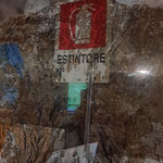 Es spiegelt - zuoberst im Bild sieht man die Hütte