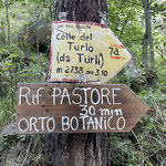 30 Min zur Hütte, 3 Std auf den Pass - Also morgen 3.5 Std zum Pass weil die Hütte unterhalb von diesem Schild ist und der Pass oberhalb