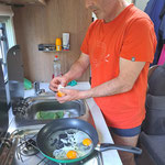 Im Camper hat es einen Frigor und einen kleinen Tiefkühler - Die Eier waren im Frigor und 1-2 hat es gefroren - Wir kochen damit trotzdem