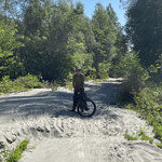 Oft geht der Bikeweg dem Fluss entlang - Und etliche Male mussten für über den Sand fahren - Den Weg hat man deswegen nicht geschlossen - Und es war noch lustig und speziell