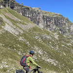 Im Hintergrund die Talstation vom Sessellift, dort auf diesem Felsen waren wir vor 2 Stunden, kein Ziegenweg ging mehr weiter und wir mussten umkehren - Für diese kurze Distanz machten wir nun einen langen, langen Umweg