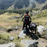 Ab und zu sieht man verlassene Ruinen von kleinen Alpen