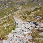 Kilometerlange Mauern hat man zum Pass hoch und wieder runter gebaut