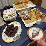 Jan kann es nicht glauben - in Italien gibts zum Frühstück Kuchen und Gebäck