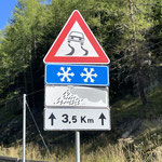 Diese Schilderkombination Regen-Eis-Rutschgefahr trift man hier sehr häufig an