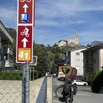 Ich fontografiere Jan - Im Hinergrund die Kirche von Raron - 1= Rhone Cycle Route - EuroVelo.com - Der Bikeweg geht vom Rhonegletscher bis ans Mittelmeer 1050km - 41 = Valais Alpine Bike