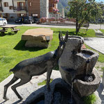 Hinter der Gemse eine riesige Steinplatte