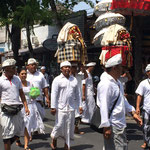 Für diese sonntägliche Zeremonie wird kurzerhand die Hauptverkehrsachse in Legian/Seminyak gesperrt