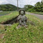 もう一つの加治佐の田の神様。　農水路の近くにいらっしゃいます。