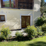 Gartensitzplatz der Ferienwohnung Casa Godin da Larschs im Engadin