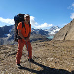 Mit schwerem Rucksack zurück. Obergoms, Wallis, Schweiz.