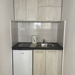 Opremljena čajna kuhinja u sklopu studio apartmana Čenić