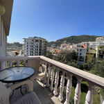 Słoneczny balkon dla relaksu gości w Budvie