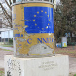 Monument dédié à la communauté internationale qui représente une boîte géante de conserve de viande, ces conserves étaient envoyées par la communauté internationale pendant la guerre.  