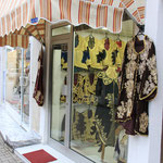 Une rue pleine de boutiques de vêtements traditionnels très brillants
